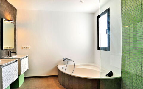 Megin: Badkamer, Kamer, Interieur Ontwerp, Eigendom, Verdieping, Tegel, Gebouw, Architectuur, Loodgieterswerkinrichting, Plafond