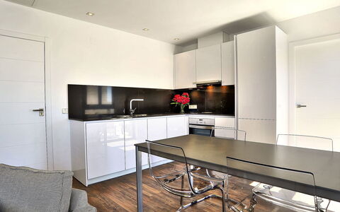 Megin: Meubilair, Countertop, Kamer, Interieur Ontwerp, Eigendom, Keuken, Gebouw, Cabinetry, Tafel, Huis