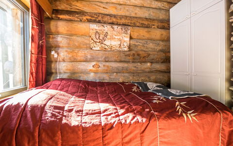 Mustalampi 2 Kurkiaura: Hout, Slaapkamer, Interieur Ontwerp, Verdieping, Laken, Flooring, Kamer, Linens, Bed, Bedding