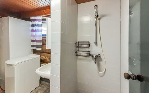 Mustalampi 2 Kurkiaura: Badkamer, Flooring, Loodgieterswerkinrichting, Muur, Verdieping, Wc Bril, Interieur Ontwerp, Hout, Toilet, Wastafel In De Badkamer