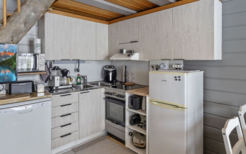 Mustalampi 5 Satakieli: Keuken, Toestel Van De Keuken, Major Appliance, Flooring, Hout, Countertop, Interieur Ontwerp, Verdieping, Meubilair, Plafond