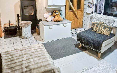 Mustalampi 5 Satakieli: Meubilair, Flooring, Interieur Ontwerp, Verdieping, Huis, Kamer, Woonkamer, Stoel, Kussen, Hoofdkussen