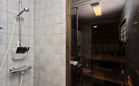 Mustalampi 5 Satakieli: Loodgieterswerkinrichting, Flooring, Verdieping, Interieur Ontwerp, Badkamer, Loodgieter, Plafond, Kamer, Kraan, Tegel