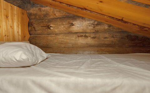 Saarenkainalo: Hout, Slaapkamer, Verdieping, Flooring, Bed, Laken, Bedding, Bruin, Hardwood, Linens