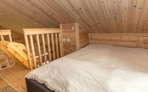 Villa Goskanjavri: Hout, Verdieping, Flooring, Slaapkamer, Meubilair, Interieur Ontwerp, Bed, Plafond, Kamer, Beits