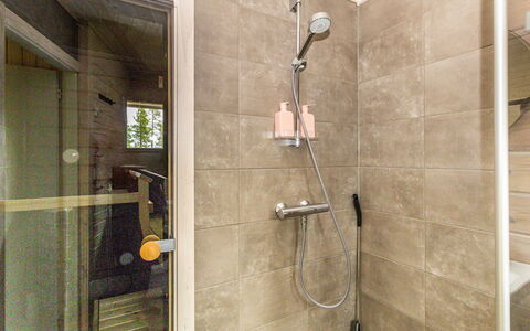 Villa Goskanjavri: Badkamer, Flooring, Muur, Loodgieterswerkinrichting, Verdieping, Douchekop, Interieur Ontwerp, Toilet, Douche, Loodgieter