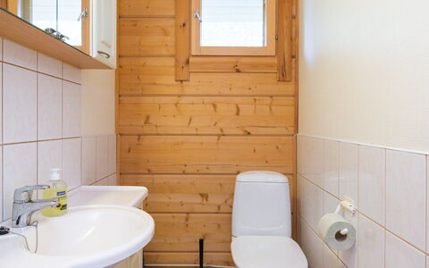 Hot Pool Cottage Iitu: Flooring, Muur, Wc Bril, Wastafel In De Badkamer, Loodgieterswerkinrichting, Badkamer, Verdieping, Hout, Wastafel, Toilet