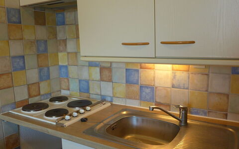 Le Barcarès 960: Gootsteen, Kraan, Cabinetry, Wastafel, Loodgieterswerkinrichting, Countertop, Eigendom, Keuken, Gasfornuis, Fornuis