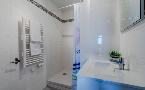 Martinique 2 3: Loodgieterswerkinrichting, Kraan, Eigendom, Wastafel, Badkamer, Gebouw, Purper, Spiegel, Interieur Ontwerp, Huis