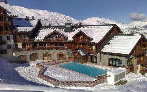 Le Corbier 700: Sneeuw, Gebouw, Lucht, Venster, Wereld, Berg, Huis, Wolk, Helling, Hout