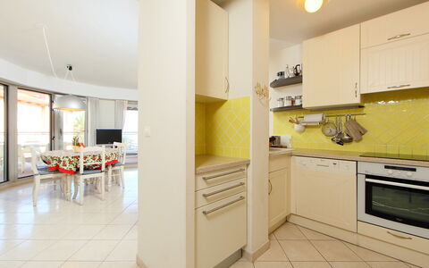 Antibes 185: Meubilair, Cabinetry, Eigendom, Countertop, Gebouw, Kamerplant, Hout, Keuken, Interieur Ontwerp, Architectuur