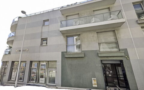 Antibes 185: Appartement, Stedelijk Ontwerp, Condominium, Samengesteld Materiaal, Gemengd Gebruik, Beton, Balkon, Luxevoertuig, Mid-Size Car, Parking
