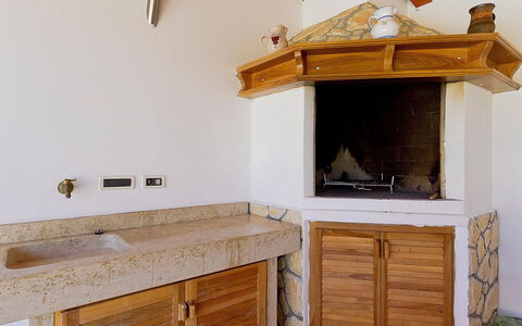 Lucija: Kamer, Eigendom, Meubilair, Countertop, Cabinetry, Keuken, Huis, Hardwood, Interieur Ontwerp, Gebouw