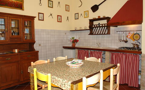 Certaldo 56: Kamer, Eigendom, Meubilair, Eetkamer, Tafel, Gebouw, Huis, Interieur Ontwerp, Muur, Verdieping
