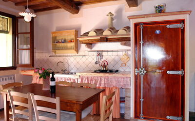 Podere la Torre 56.2: Kamer, Meubilair, Gebouw, Eigendom, Cabinetry, Keuken, Interieur Ontwerp, Countertop, Eetkamer, Tafel