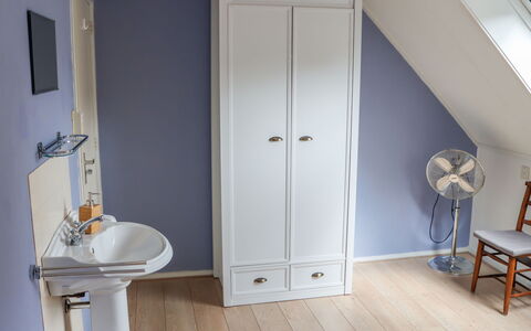 Onder de Eiken: Eigendom, Meubilair, Kraan, Hout, Wastafel, Deur, Wastafel In De Badkamer, Flooring, Interieur Ontwerp
