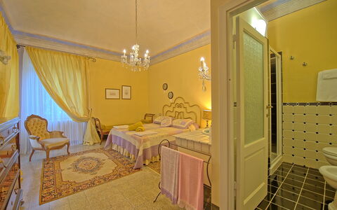 Villa Lorenza: Kamer, Bed, Eigendom, Meubilair, Geel, Slaapkamer, Interieur Ontwerp, Gebouw, Verdieping, Huis