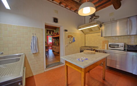 Villa Lorenza: Kamer, Eigendom, Gebouw, Meubilair, Keuken, Countertop, Interieur Ontwerp, Huis, Verdieping, Cabinetry