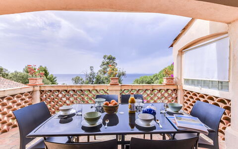 L'Oustalounet: Lucht, Tafel, Wolk, Meubilair, Eigendom, Tableware, Stoel, Schaduw, Buitenmeubels, Hout