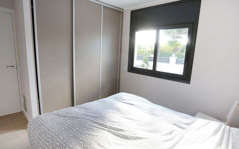 Gunella: Slaapkamer, Kamer, Eigendom, Bed, Meubilair, Verdieping, Matras, Laken, Bed Frame, Plafond