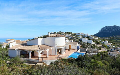 Casa Salvador: Wolk, Lucht, Gebouw, Eigendom, Venster, Blauw, Boom, Huis, Berg, Kust En Oceanic Landvormen