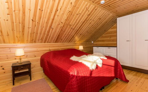 Lokinsiipi: Bed, Slaapkamer, Interieur Ontwerp, Flooring, Verdieping, Hout, Plafond, Laken, Bedding, Houten Vloer