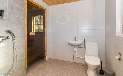 Lokinsiipi: Flooring, Loodgieterswerkinrichting, Verdieping, Hout, Interieur Ontwerp, Badkamer, Wastafel In De Badkamer, Plafond, Wastafel, Kraan