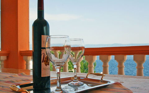 Damjanović: Lucht, Fles, Tableware, Drinkware, Wijn, Water, Glaswerk, Tafel, Barware