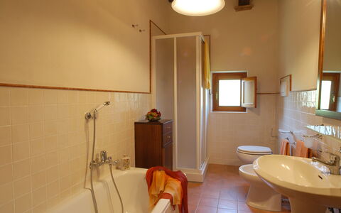 La Valle: Badkamer, Kamer, Eigendom, Gebouw, Interieur Ontwerp, Loodgieterswerkinrichting, Wastafel In De Badkamer, Huis, Onroerend Goed, Architectuur