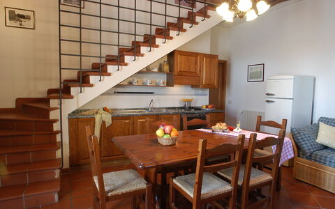 La Valle: Kamer, Eigendom, Gebouw, Meubilair, Interieur Ontwerp, Huis, Tafel, Verdieping, Eetkamer, Onroerend Goed