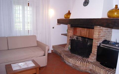 La Valle: Kamer, Eigendom, Meubilair, Haard, Verdieping, Fireplace, Woonkamer, Gebouw, Interieur Ontwerp, Huis