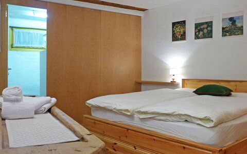 Chesa Frizzoni: Meubilair, Eigendom, Comfort, Gebouw, Hout, Interieur Ontwerp, Textiel, Bed Frame, Bed