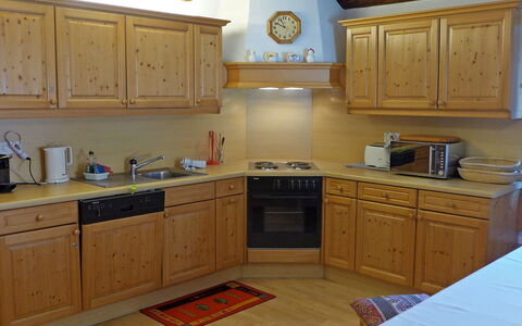 Chesa Frizzoni: Cabinetry, Gootsteen, Countertop, Eigendom, Wastafel, Meubilair, Keuken, Toestel Van De Keuken, Hout, Lade