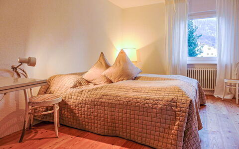 Chesa Vuorcha: Meubilair, Comfort, Venster, Hout, Textiel, Schaduw, Interieur Ontwerp, Gebouw, Flooring, Verdieping