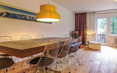 Chesa Vuorcha: Meubilair, Tafel, Eigendom, Venster, Hout, Stoel, Interieur Ontwerp, Verlichting, Verdieping, Flooring