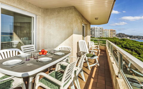 Blanes Beach: Tafel, Meubilair, Eigendom, Stoel, Lucht, Gebouw, Hout, Wolk, Architectuur, Schaduw