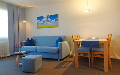 Alpenappartement Buchenhöhe A301 300.1: Meubilair, Tafel, Azure, Bankstel, Interieur Ontwerp, Comfort, Verdieping, Stoel, Flooring, Woonkamer