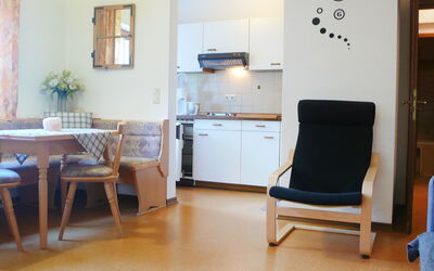 A305 300.2: Meubilair, Cabinetry, Countertop, Gebouw, Toestel Van De Keuken, Fabriek, Venster, Hout, Fornuis, Keuken