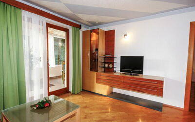 Radenthein 110: Meubilair, Televisie, Gebouw, Bankstel, Cabinetry, Kamerplant, Hout, Flooring, Tafel, Comfort