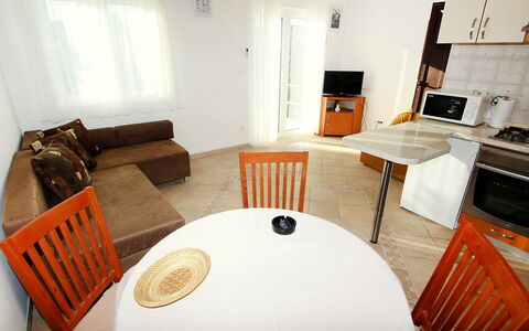 Parunov: Gebouw, Eigendom, Meubilair, Tafel, Cabinetry, Hout, Interieur Ontwerp, Countertop, Comfort, Stoel