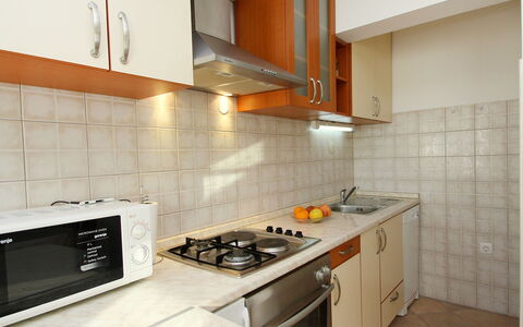 Parunov: Cabinetry, Countertop, Eigendom, Wastafel, Gootsteen, Kraan, Fornuis, Keuken, Hout, Toestel Van De Keuken