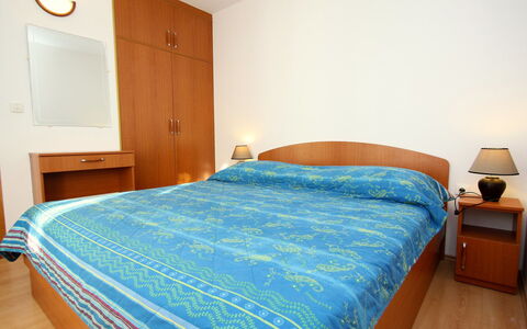 Parunov: Eigendom, Meubilair, Comfort, Hout, Gebouw, Verlichting, Bed Frame, Huis, Lamp, Interieur Ontwerp