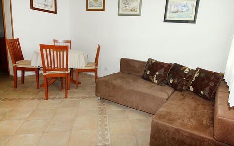 Parunov: Bruin, Meubilair, Eigendom, Fotolijst, Bankstel, Stoel, Hout, Woonkamer, Tafel, Flooring