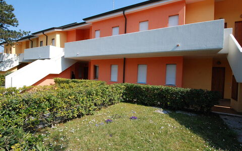 Villaggio Nautilus: Fabriek, Lucht, Venster, Gebouw, Land Lot, Gras, Woongebied, Boom, Facade