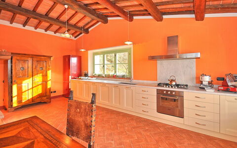 Villa Noceta: Eigendom, Kamer, Oranje, Gebouw, Meubilair, Plafond, Keuken, Huis, Interieur Ontwerp, Huis