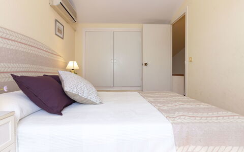 Salvagina 53: Meubilair, Comfort, Gebouw, Schaduw, Hout, Bed, Hoofdkussen, Flooring, Verdieping