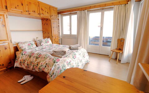 Lani: Meubilair, Gebouw, Comfort, Azure, Gordijn, Venster, Hout, Textiel, Verdieping, Schaduw