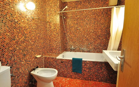 Lani: Loodgieterswerkinrichting, Eigendom, Fabriek, Badkamer, Wc Bril, Wastafel In De Badkamer, Purper, Verlichting, Toilet, Interieur Ontwerp