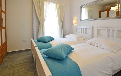Villa Olea: Slaapkamer, Meubilair, Bed, Kamer, Eigendom, Laken, Bed Frame, Interieur Ontwerp, Bedding, Matras