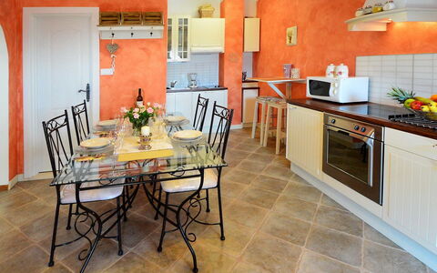 Villa Olea: Eigendom, Kamer, Gebouw, Meubilair, Verdieping, Keuken, Interieur Ontwerp, Huis, Countertop, Onroerend Goed